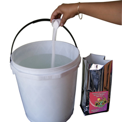 Agregando Solución para Flores en Agua
