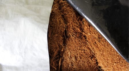 boli o manga de fibra de coco relleno y muestra de mezcla para desarrollo hidroponico
