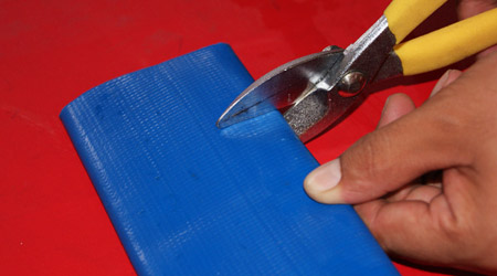 Corte de manguera lay flat para cerrar línea 