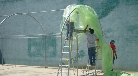 Paso a Paso: Instala Mallas y Plásticos al Invernadero