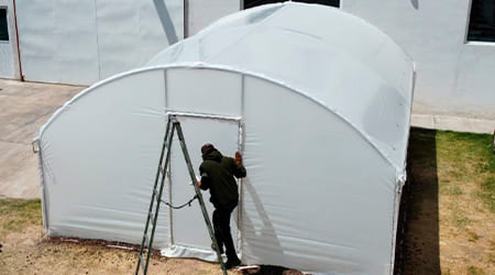 invernadero tipo tunel para producción de hortalizas y pastos verdes con cubierta instalada 