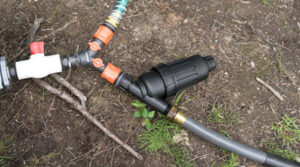 Filtro instalado en sistemas de riego casero para evitar obstrucción en el sistema de riego