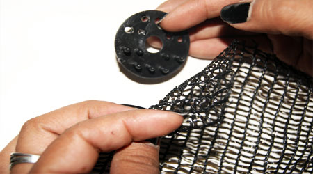 Colocar el broche debajo de la malla