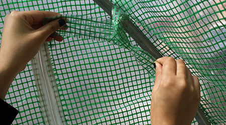 Ajustar la cubierta con correas plásticas
