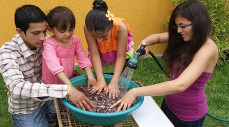 familia humectando sustrato