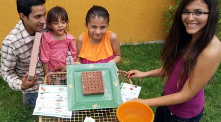familia utilizando semillero de foami agricola que se puede desprender por partes