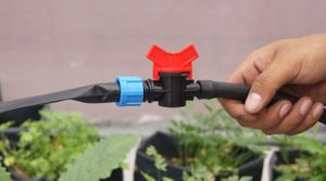 Mini válvula para unir poliducto de riego y cintilla