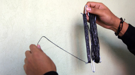 Desenredando Rafia Agricola del Gancho para Tutoreo